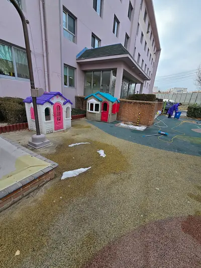 수원 놀이터청소 어린이집 거슬리는 까마귀 배설물도 없애는 현장 사진