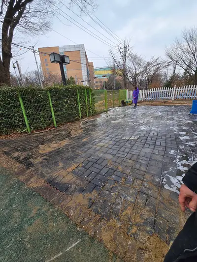 수원 놀이터청소 어린이집 거슬리는 까마귀 배설물도 없애는 현장 사진