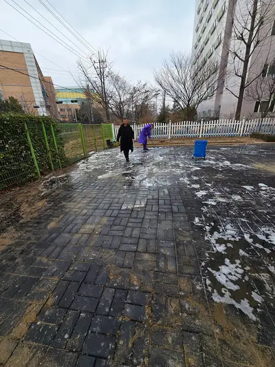 수원 놀이터청소 어린이집 거슬리는 까마귀 배설물도 없애는 현장 사진
