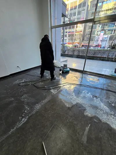 서초사무실청소 바닥을 반듯하게 현장 사진